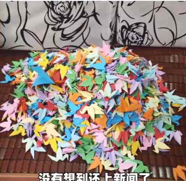 爷爷折千只千纸鹤送奶奶遭嫌弃 视频中奶奶的表情出卖了自己