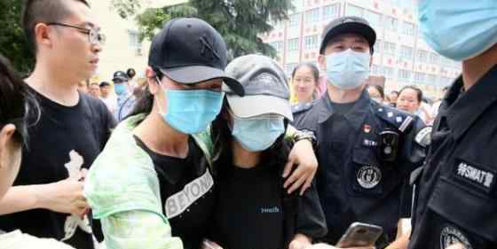 张子枫考场外被围拍 现场画面曝光