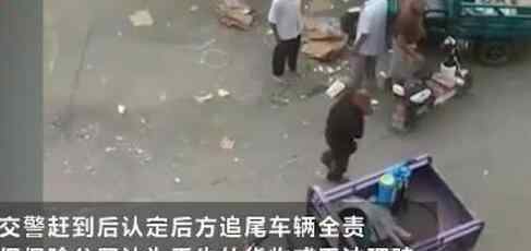 10吨猪肉散落一地遭哄抢只剩3吨 货主崩溃拍下无耻一幕