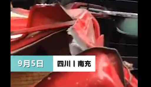 四川南充一小客车出车祸致2死6伤 车祸现场触目惊心