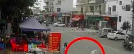老人被狗绳绊翻180度猛摔身亡 牵狗女孩举动让人愤怒