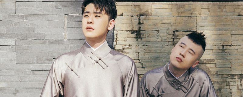 张云雷为什么老扶桌子
