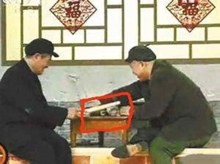 同桌的你赵本山 采访王小利：春晚压轴小品《同桌的你》上，赵本山为什么拿擀面杖打了你一下？