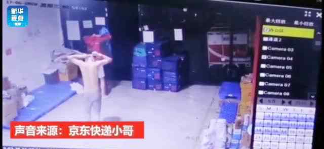 快递员蒙面冲进火海 同时大声呼喊提醒楼内居民
