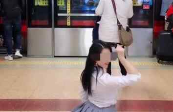 女子为博眼球地铁内摘口罩劈叉 简直是迷惑行为