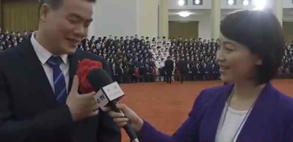 武汉战疫快递小哥汪勇接受表彰 网友：应该的