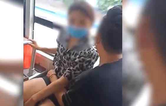 妙龄女子公交车内穿超短裙做男友大腿上 真实身份曝光引争议