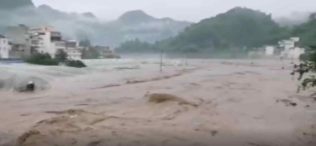 云南昭通多地遭遇暴雨山洪泥石流 转移疏散群众822人