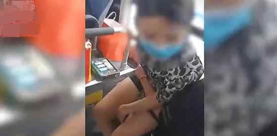 妙龄女子公交车内穿超短裙做男友大腿上 真实身份曝光引争议