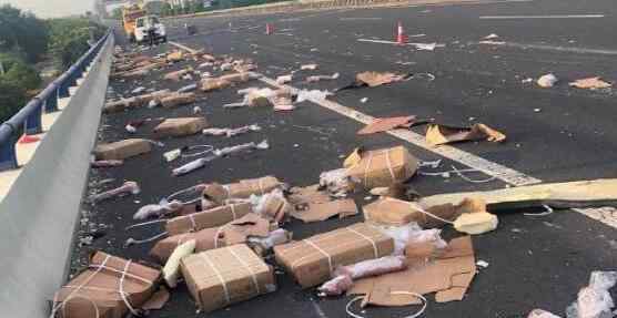 货车遇车祸7吨猪肉遭哄抢 监控画面拍下令人愤怒画面