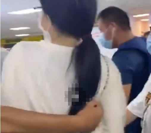 喻言被男子搂背怎么回事 喻言5.5事件始末