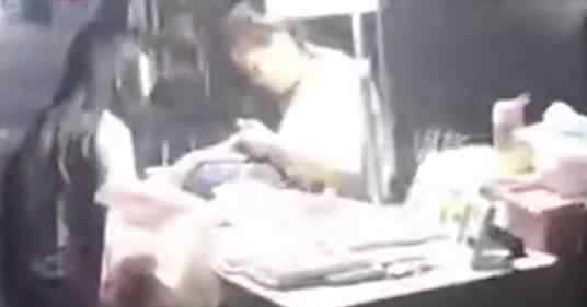 北京暴雨女子淡定做美甲 女人爱美的心你无法想象