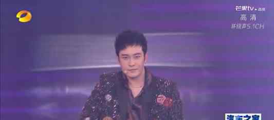 晓明跳舞像零件有点劳损的机器人 表情严肃忘记对口型