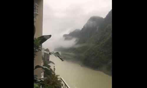 神仙阳台房主衣服晾1个月未干 现场画面曝光如同仙境一般
