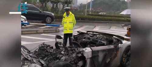 兰博基尼路边自燃变废铁 所幸无人员伤亡