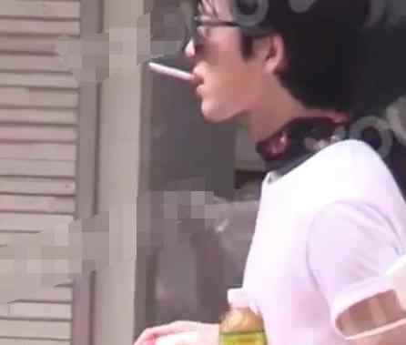 井柏然抽烟什么样子 偷拍出来了电影的质感 ​