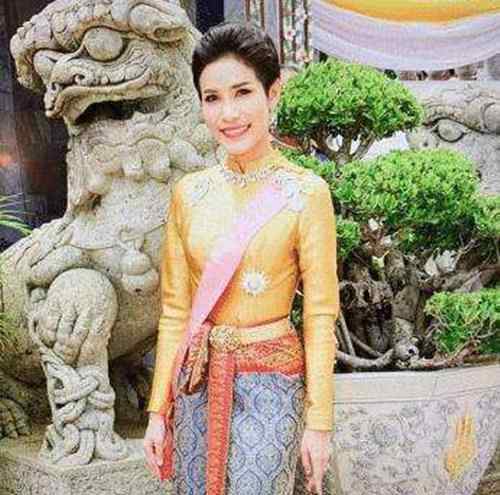 泰国国王为诗妮娜贵妃作画 这位贵妃曾经被废