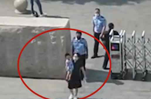 夫妻离婚丈夫将孩子丢在法院门口 随后举动让人揪心