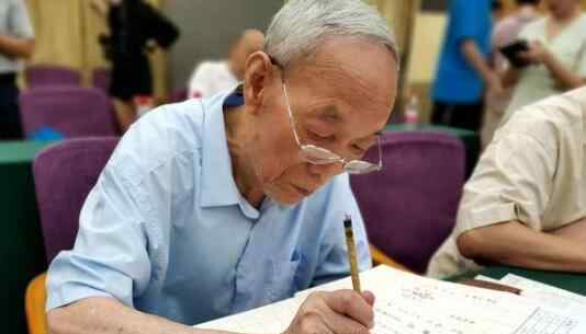 大学教授手写录取通知书 这种精神值得敬佩