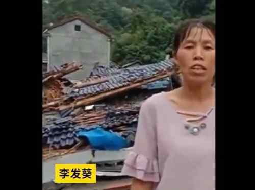 湖北村民50万建的新房被洪水冲倒 对面房屋废墟未清理致河水改道