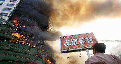 福建晋江一厂房突发火灾 火情已扑灭暂无人员伤亡报告