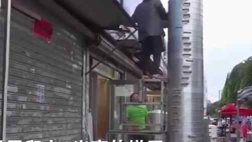 沈阳霸气馒头店摞起40锅同时蒸 竟有两层楼高
