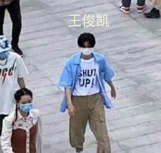 刘昊然王俊凯胡先煦同游迪士尼被网友拍下 三人私下关系不错