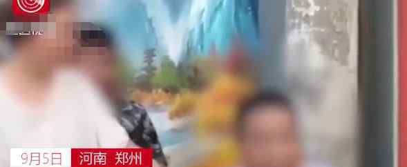 女子买水果时感觉身后不对劲 扭头一看顿时火冒三丈