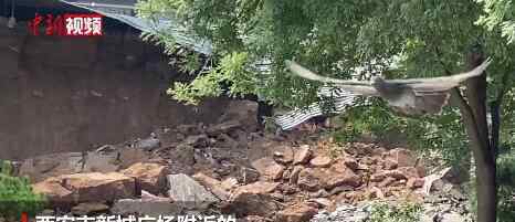 路过车主回忆城墙坍塌瞬间 两秒的时间城墙就塌下来了
