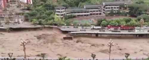 四川暴雨后河边道路突然垮塌 随后恐怖一幕发生令人心惊