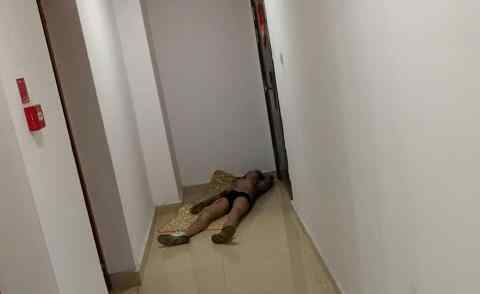 邻居打来电话警告别开门 男子好奇推开门一看吓得报警
