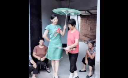 婆婆用树叶做衣服给儿媳村头走秀 画面太美