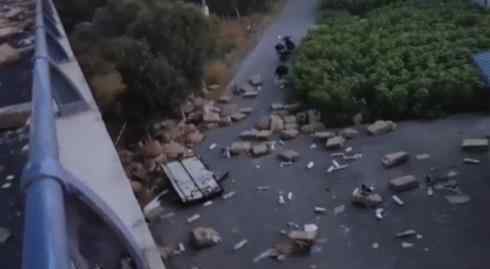 10吨猪肉翻车遭哄抢 市委致歉说了什么