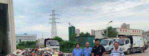 环卫工翻8吨垃圾帮找通知书 4名工人无偿花两个小时才找到