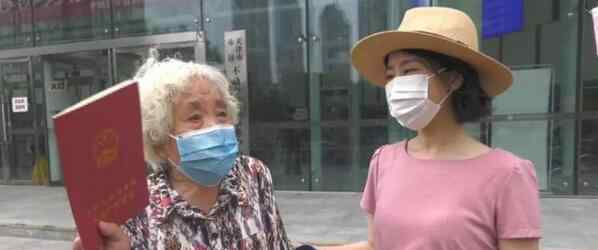 连菜刀都要AA的夫妻离婚了 双方僵持57年终于释然