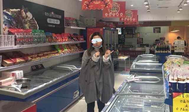 美女用手机转账在多店消费 店家一查监控立马报警