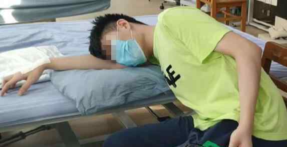 小伙醒来发现手臂没了知觉 医生的一段话让人后怕