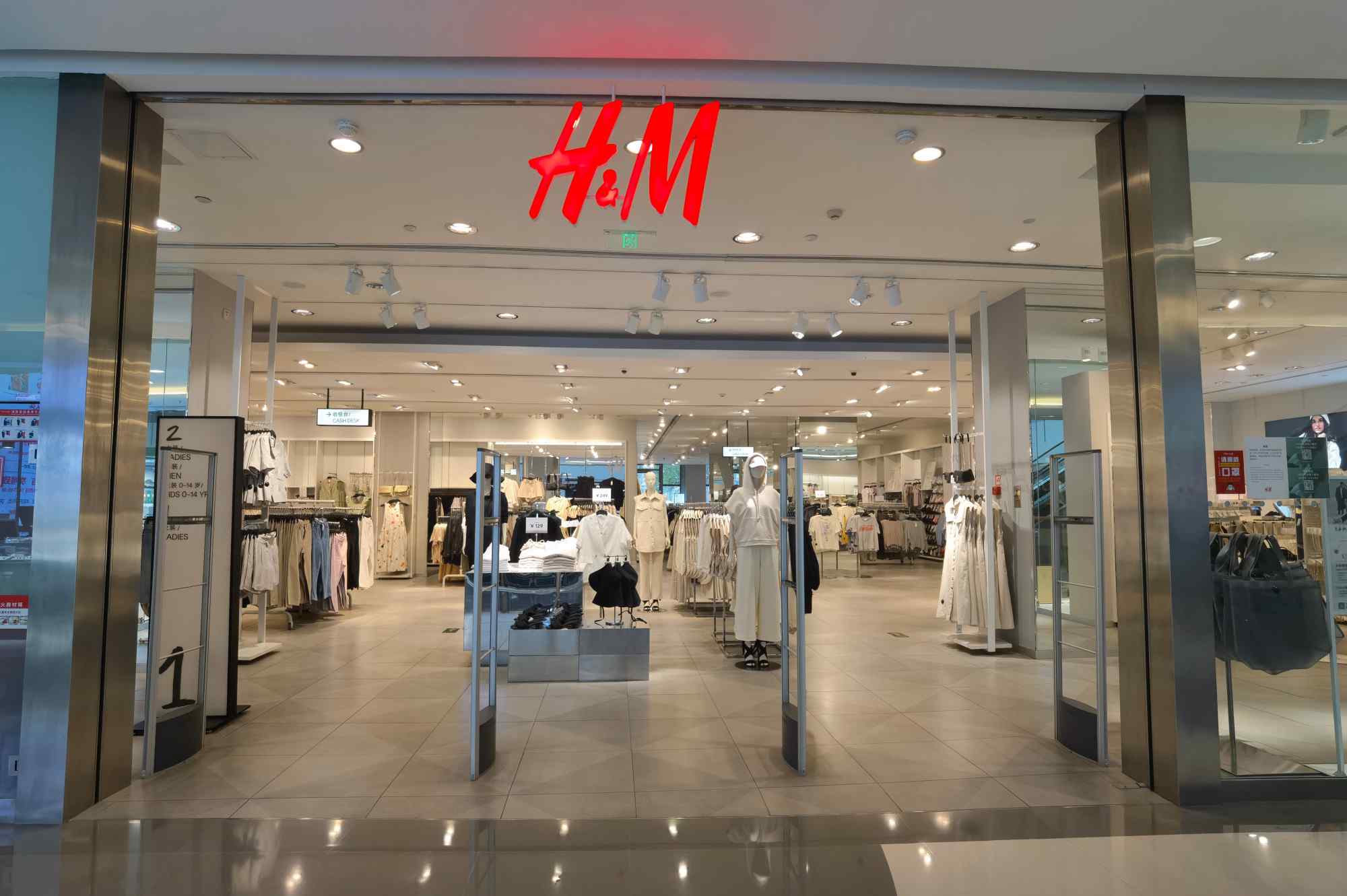 凉凉！北京热门H&M实体店格外冷清 阿迪达斯耐克等店人也不多