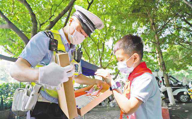 小学生爱心卡片图片 小学生送上爱心小礼物 抗疫护士差点落泪