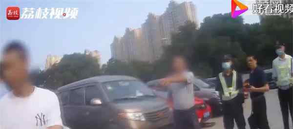 男子花18元买鸡蛋砸奔驰赔2万 砸车现场让民警都不忍直视