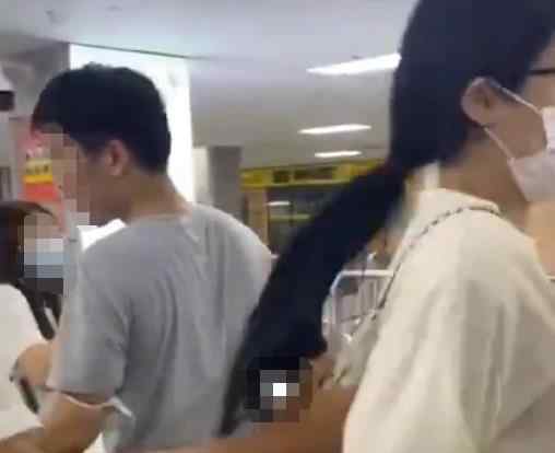 喻言被男子搂背怎么回事 喻言5.5事件始末