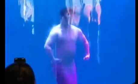男子回应扮美人鱼被指油腻 秀肌肉比心怕吓哭小孩