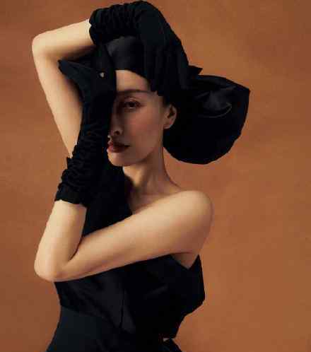 吴昕VOGUE复古大片完美展现天鹅颈和直角肩 网友：开窍了