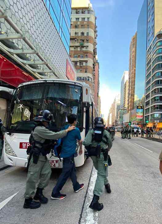 港媒：香港警方拘捕53人 包括两名区议员