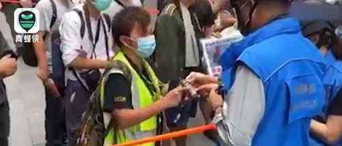 港警连环盘问揪出假记者 涉事女子因涉嫌非法集结被捕