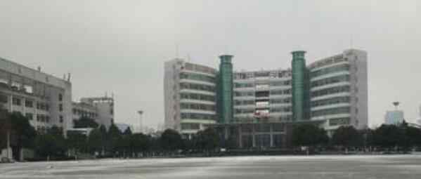 长沙涉事广场回应数名男子裸奔 到底怎么回事