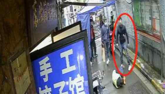 男子持长棍殴打防疫人员获刑八个月 事情始末细节曝光