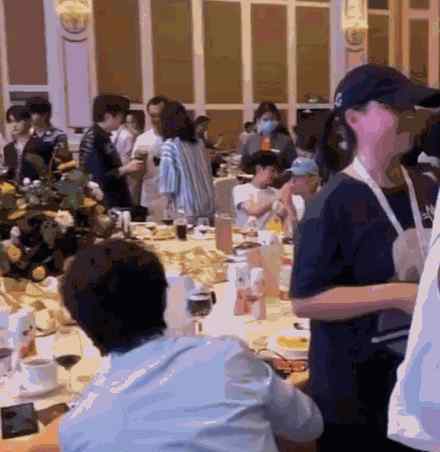 李云迪回应饭局社恐饭很好吃，无处安放的感觉太真实了