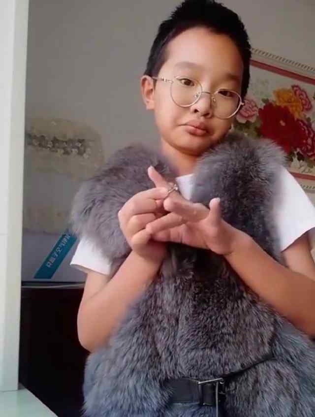 鹤岗教育局网 黑龙江鹤岗男孩“钟美美”模仿老师走红视频删除 教育局被指有染