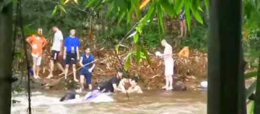 广东7名驴友被冲走3人溺亡 现场画面曝光令人揪心